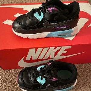 Nike AirMax for toddler. Size:7c. Black, purple and teal